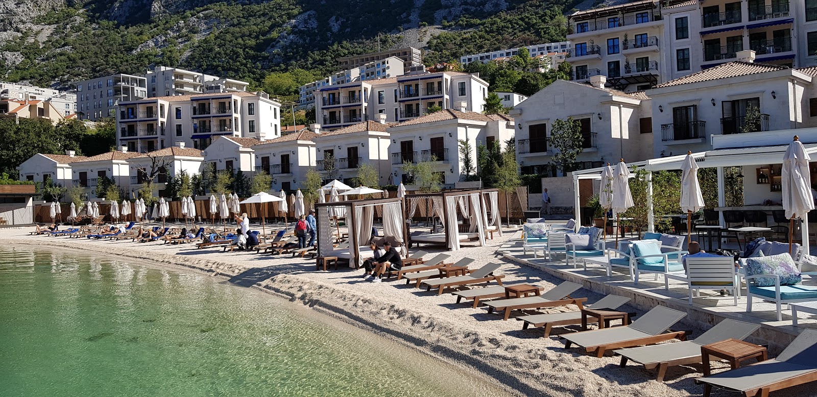 Foto van Huma Kotor Strand met hoog niveau van netheid