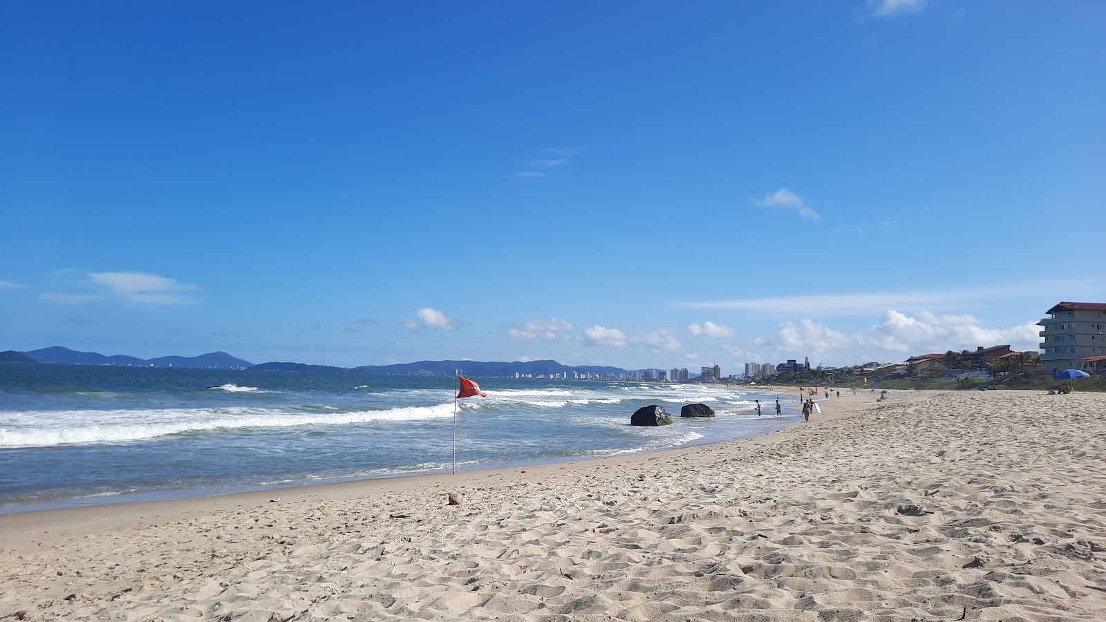 伊塔胡巴海滩的照片 带有长直海岸