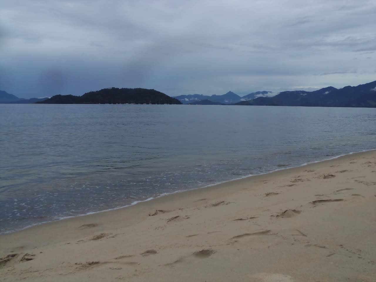 Foto de Praia das Pitangueiras com uma linha costeira reta