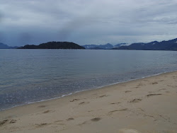 Foto de Praia das Pitangueiras com uma linha costeira reta