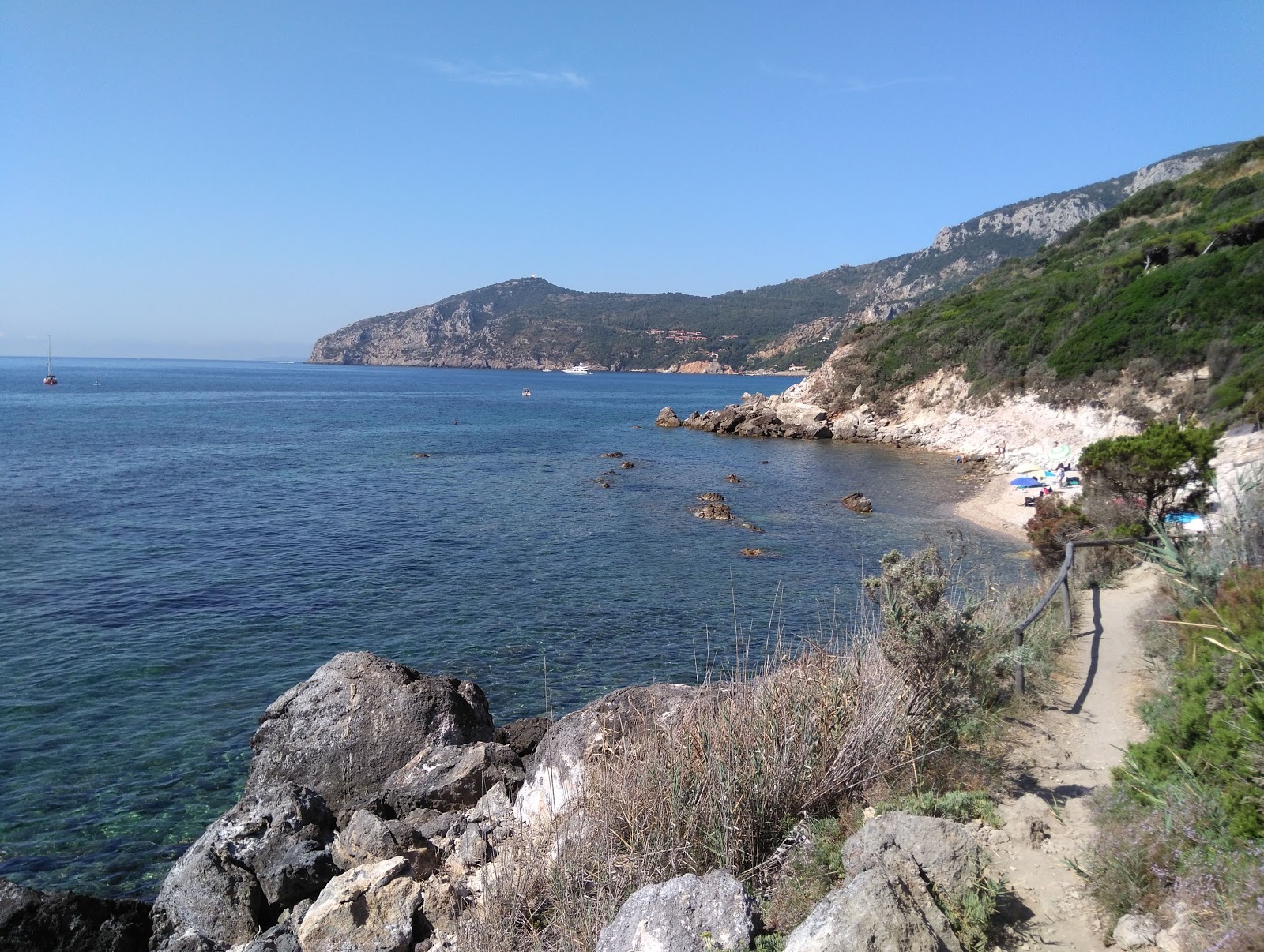 Photo de Spiaggia Le Pilette situé dans une zone naturelle