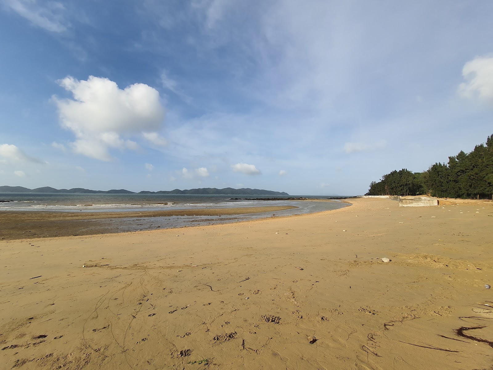 Valokuva Thai Son beachista. pinnalla kirkas hiekka:n kanssa