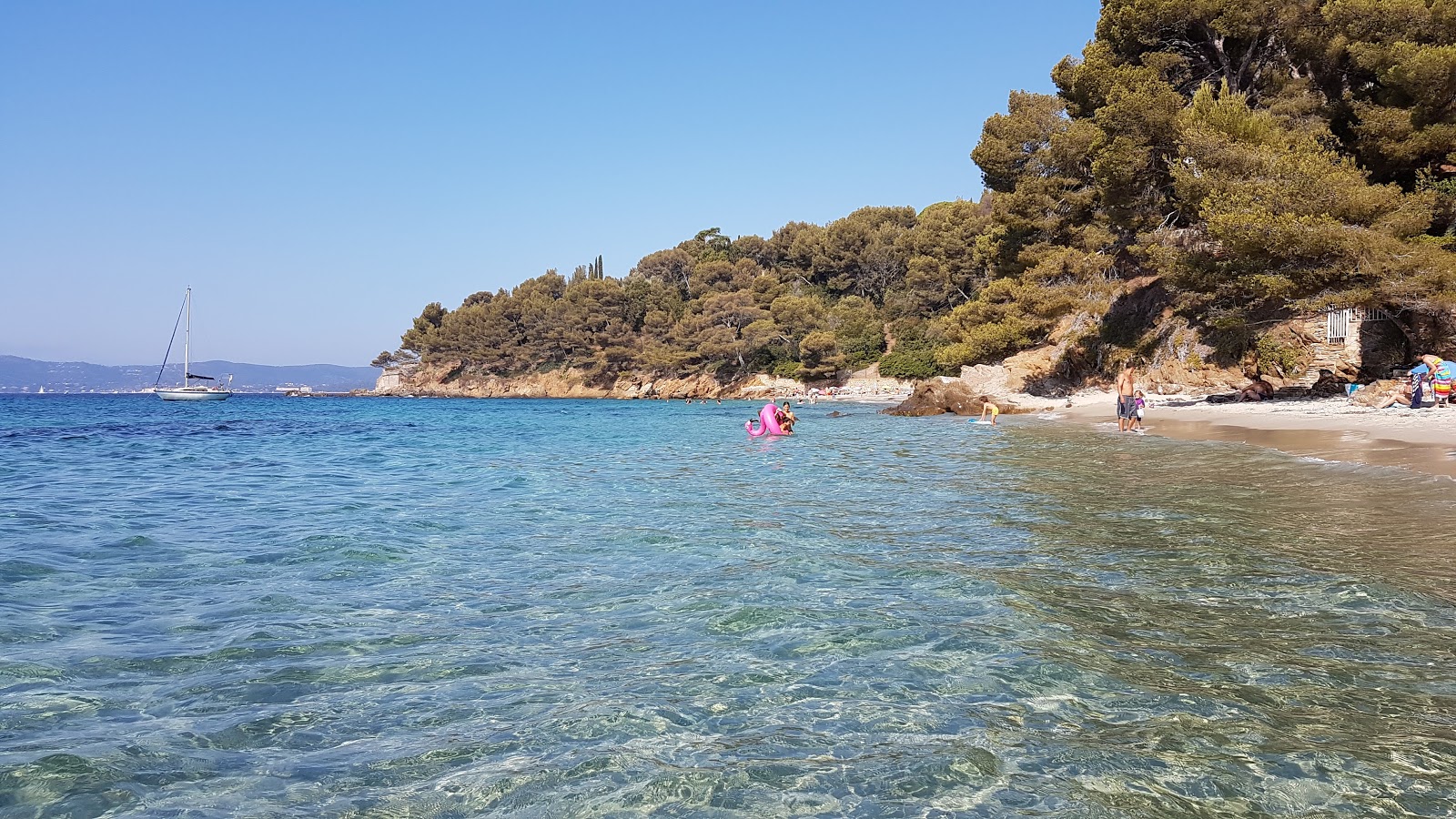 Φωτογραφία του White Jean beach και η εγκατάσταση