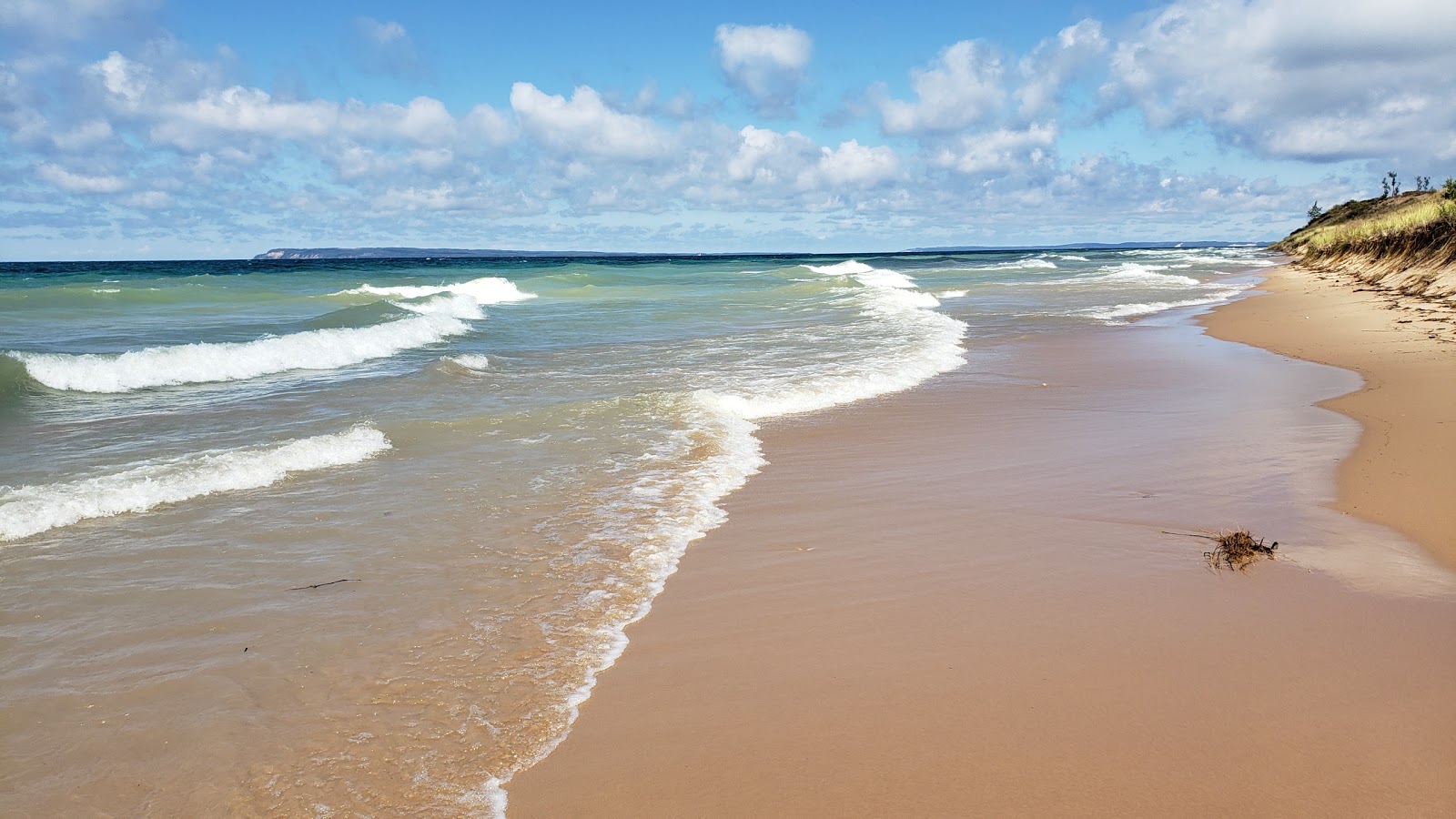 Photo de Sleeping Bear Dunes protégé par des falaises