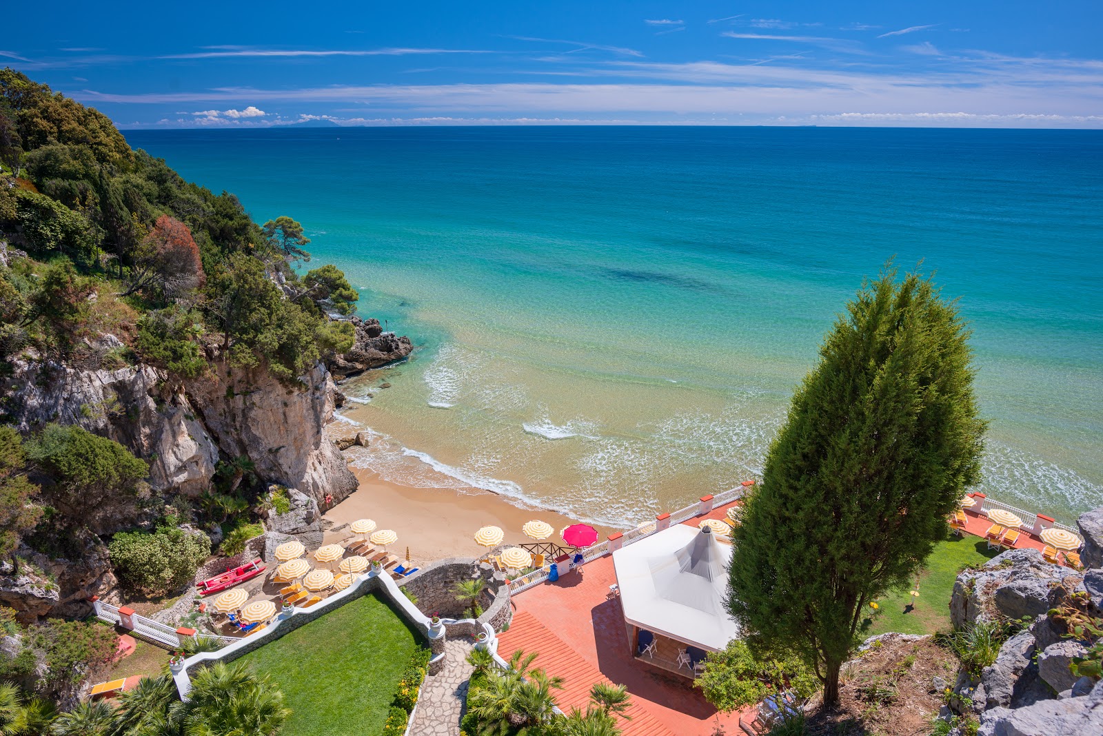 Fotografie cu Spiaggia Grand Hotel le Rocce cu nivelul de curățenie înalt