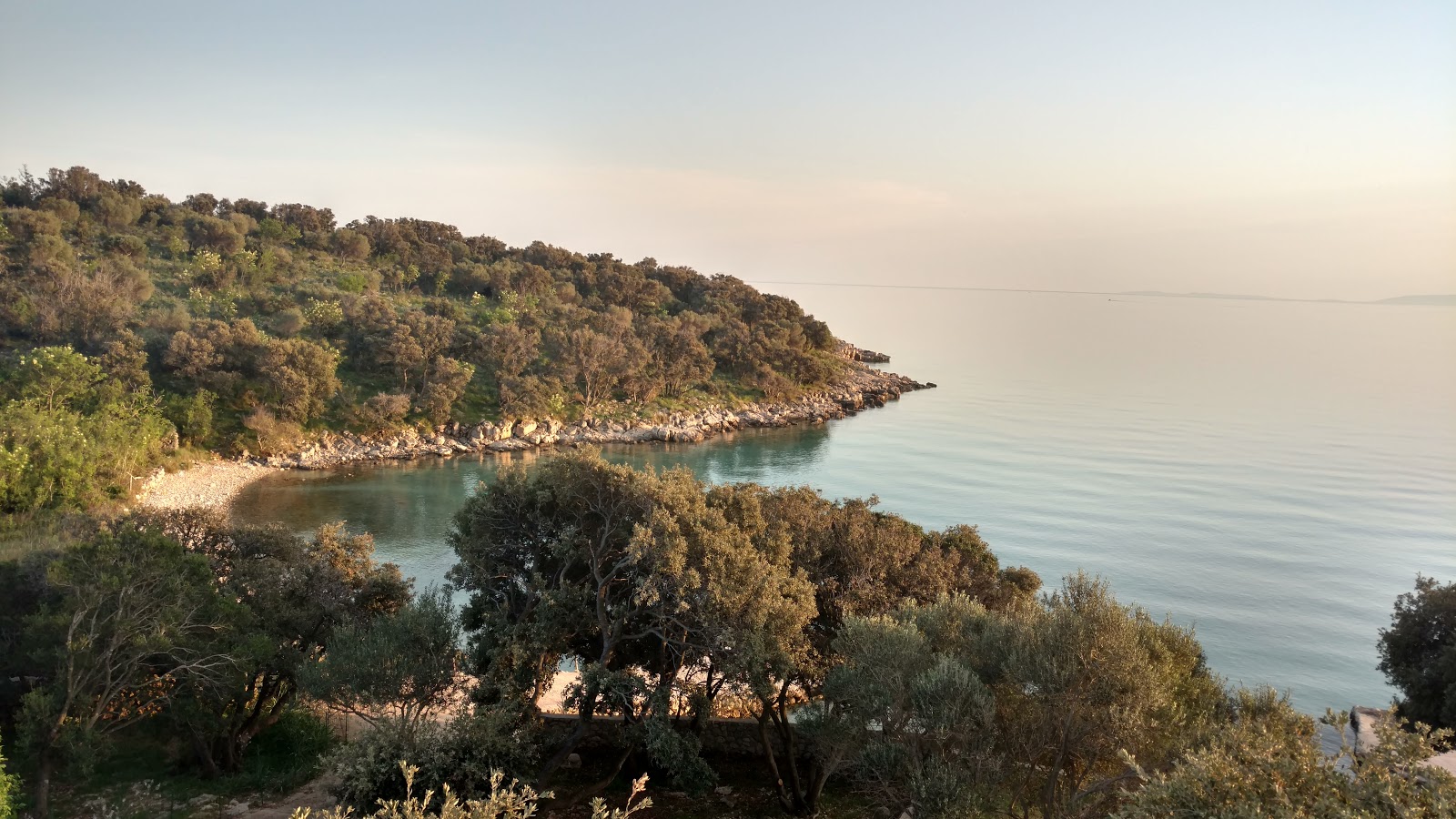 Photo of Tajana beach and the settlement