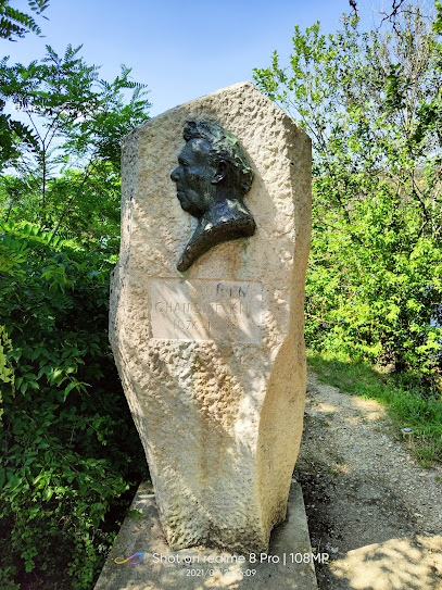 Statue Mémorial du Chamoine Kir