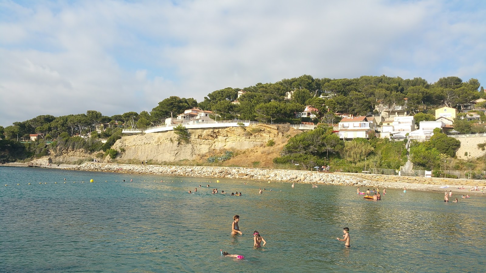 Foto von Plage de la Madrague von Klippen umgeben