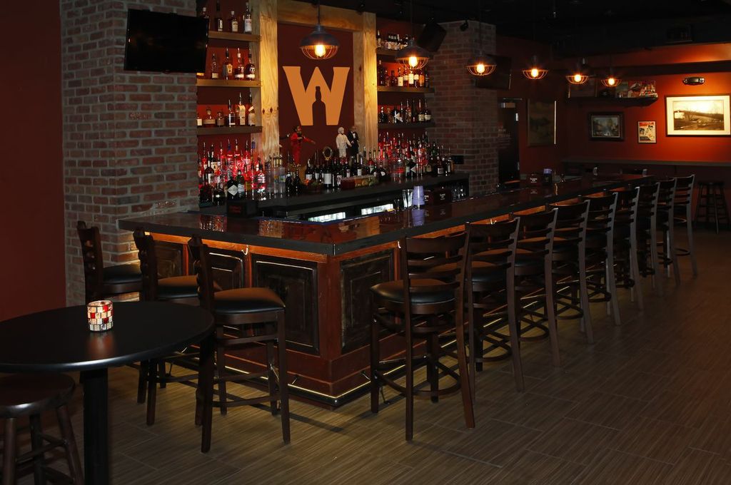 Wits End Saloon 21093