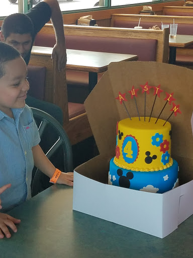 Pizza Restaurant «Round Table Pizza», reviews and photos, 888 Alamo Dr, Vacaville, CA 95688, USA