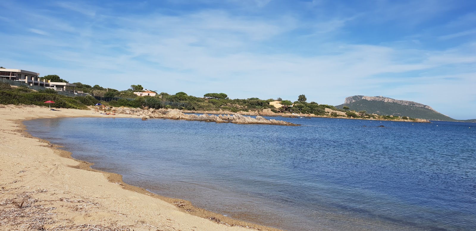 Foto van Spiaggia S'abba e sa Pedra met kleine baai