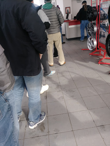 Tire Shop «Discount Tire Store - Woodbury, MN», reviews and photos, 570 Woodbury Dr, Woodbury, MN 55125, USA