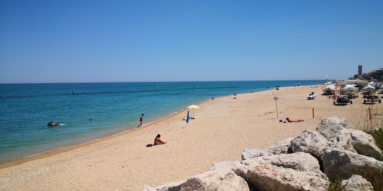 Foto van Spiaggia della Montecatini met zand met kiezelstenen oppervlakte