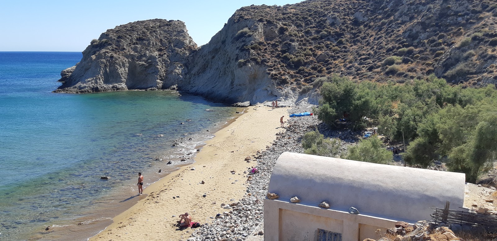 Foto di Katsouni beach con una superficie del sabbia beige e ciottoli