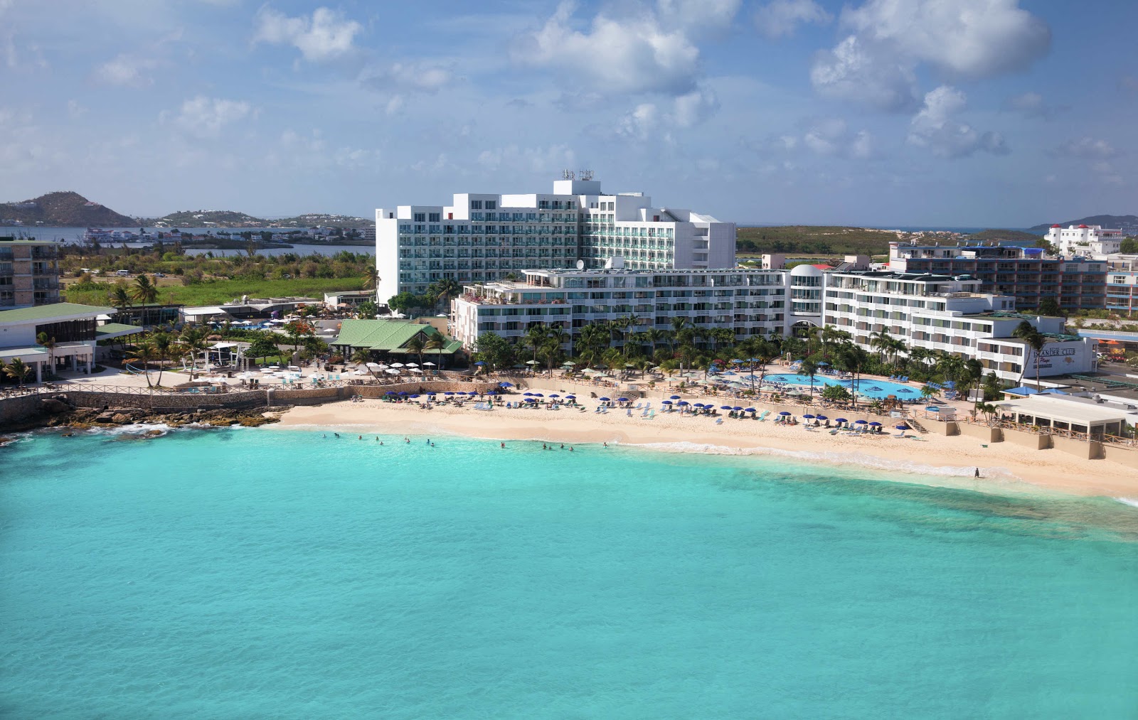 Foto av Maho strand och bosättningen