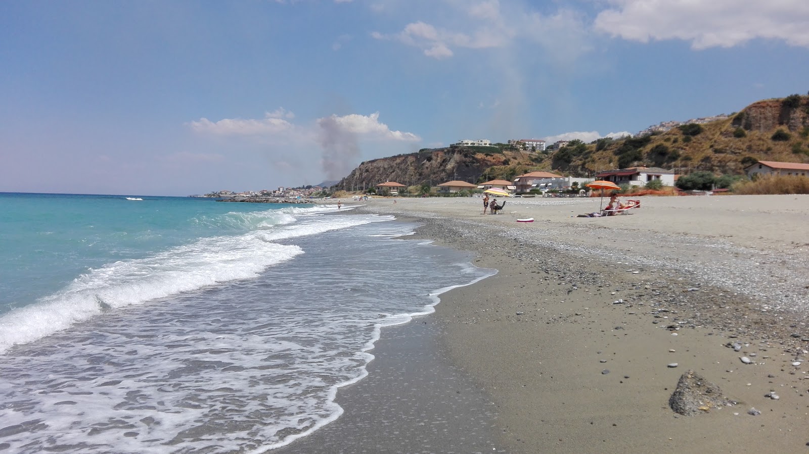 Foto di Serluca-calabaia beach con una superficie del acqua blu