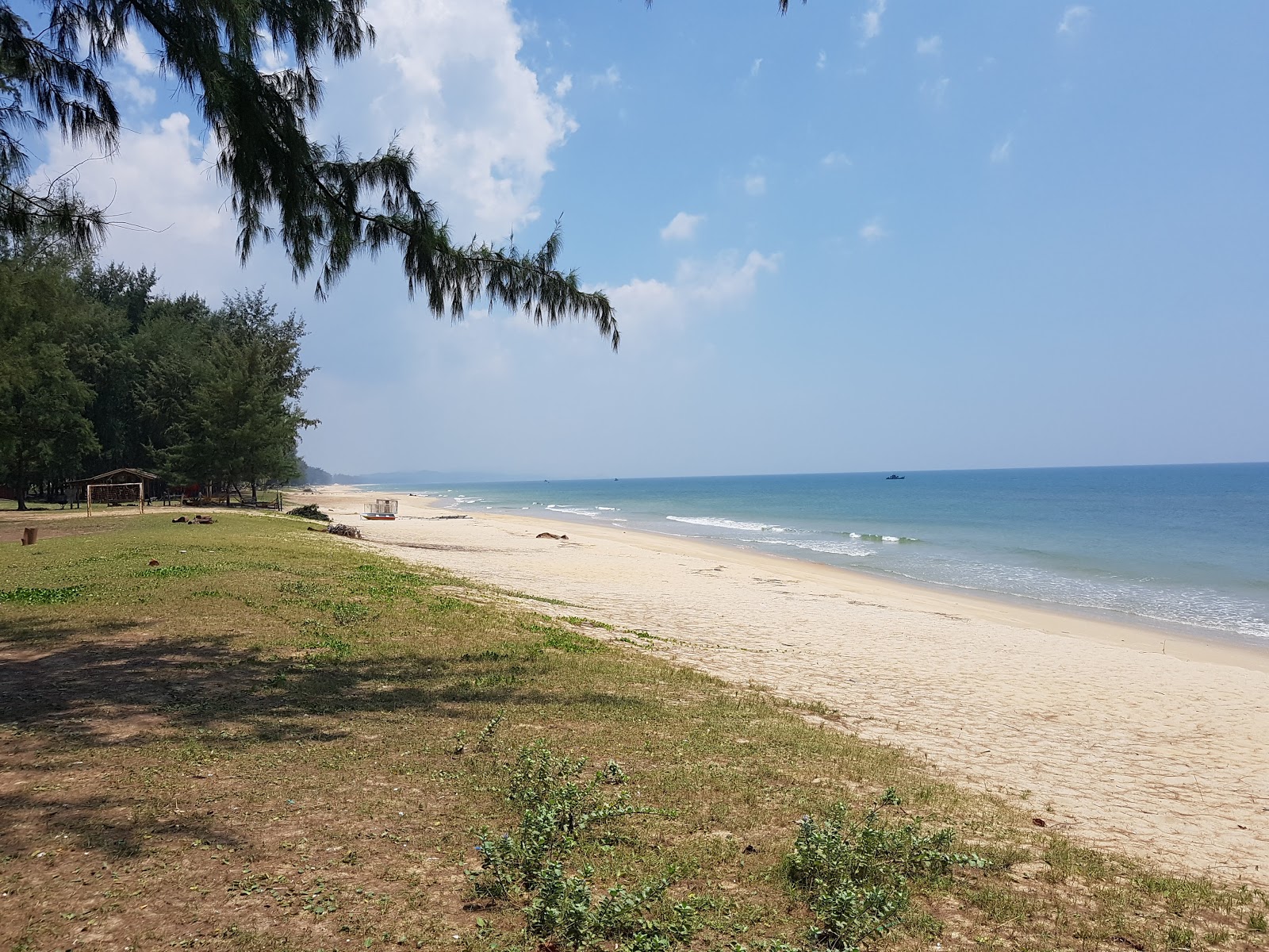 Fotografija Kijal Penunjok Beach obkrožen z gorami