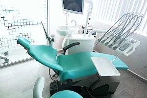 Esthétique dentaire, Orthodontie, Endodontie, Pédodontie , Implantologie. image
