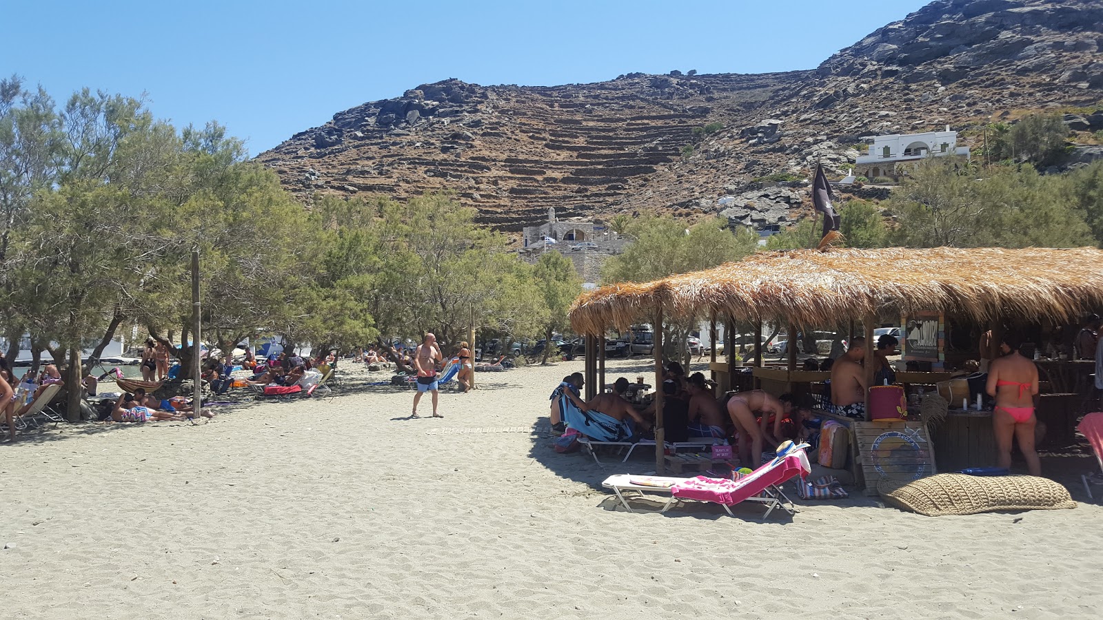 Foto von Rohari Strand von Klippen umgeben