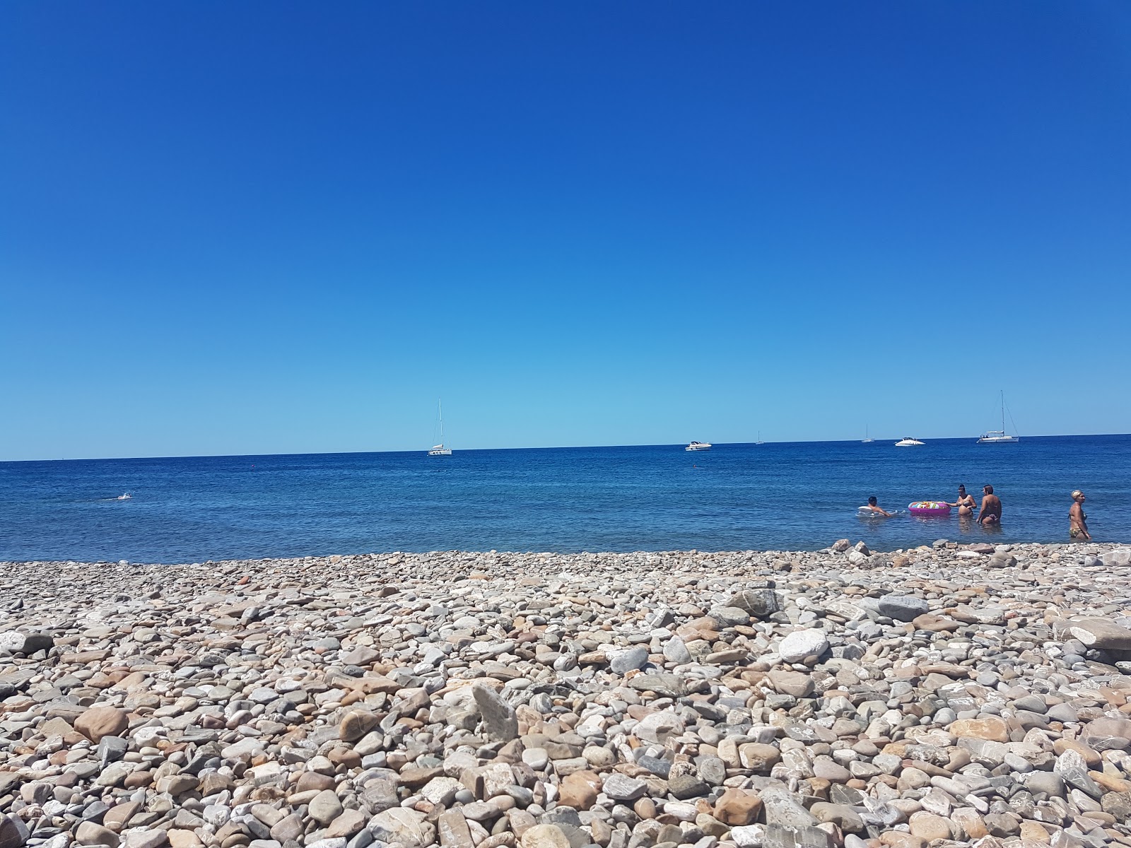 Foto von Bumba Beach mit blaues wasser Oberfläche