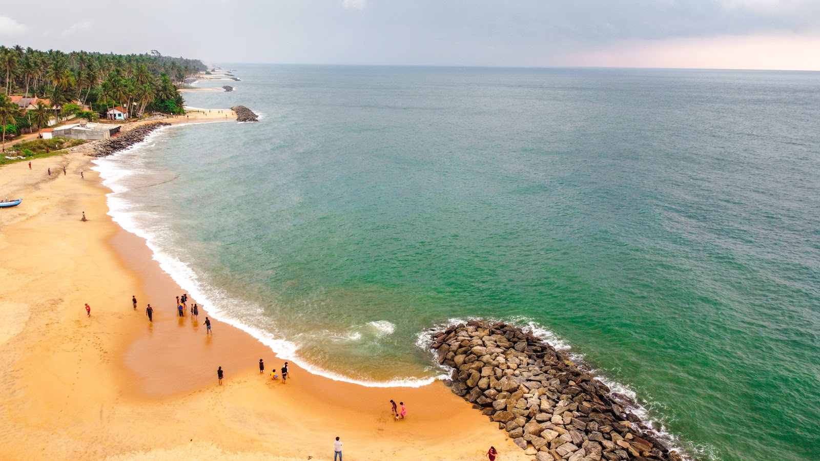 Photo de Marawila beach avec l'eau cristalline de surface