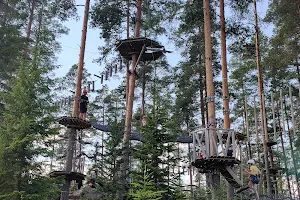 Hiidenlinna Park Resort & Sisumetsän seikkailupuisto image