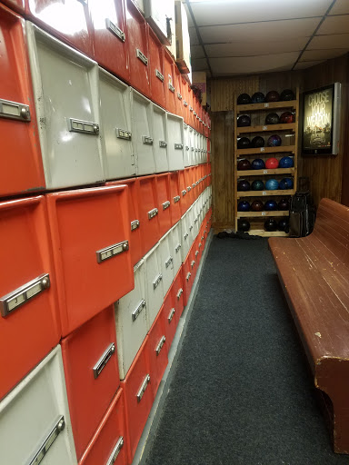 Bowling Alley «Timber Lanes Bowling Alley», reviews and photos, 1851 W Irving Park Rd, Chicago, IL 60613, USA