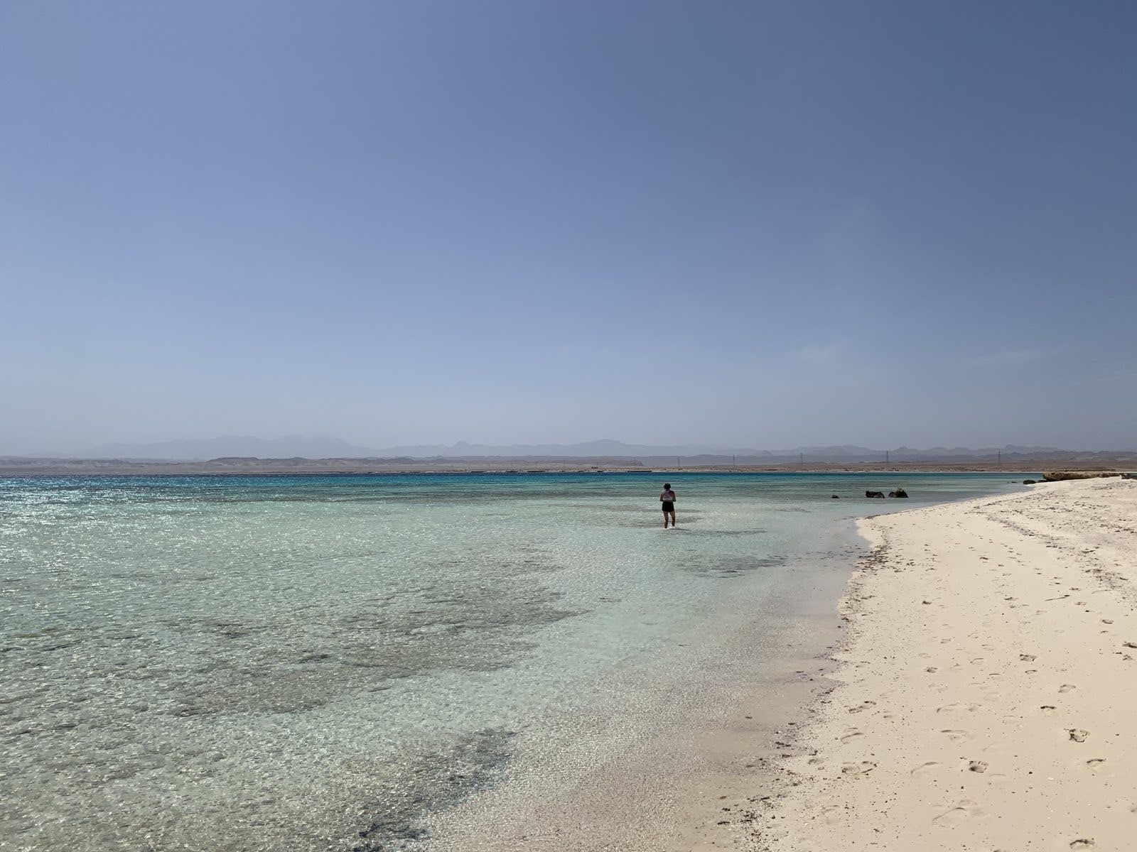 Ras Hankorab beach'in fotoğrafı turkuaz saf su yüzey ile