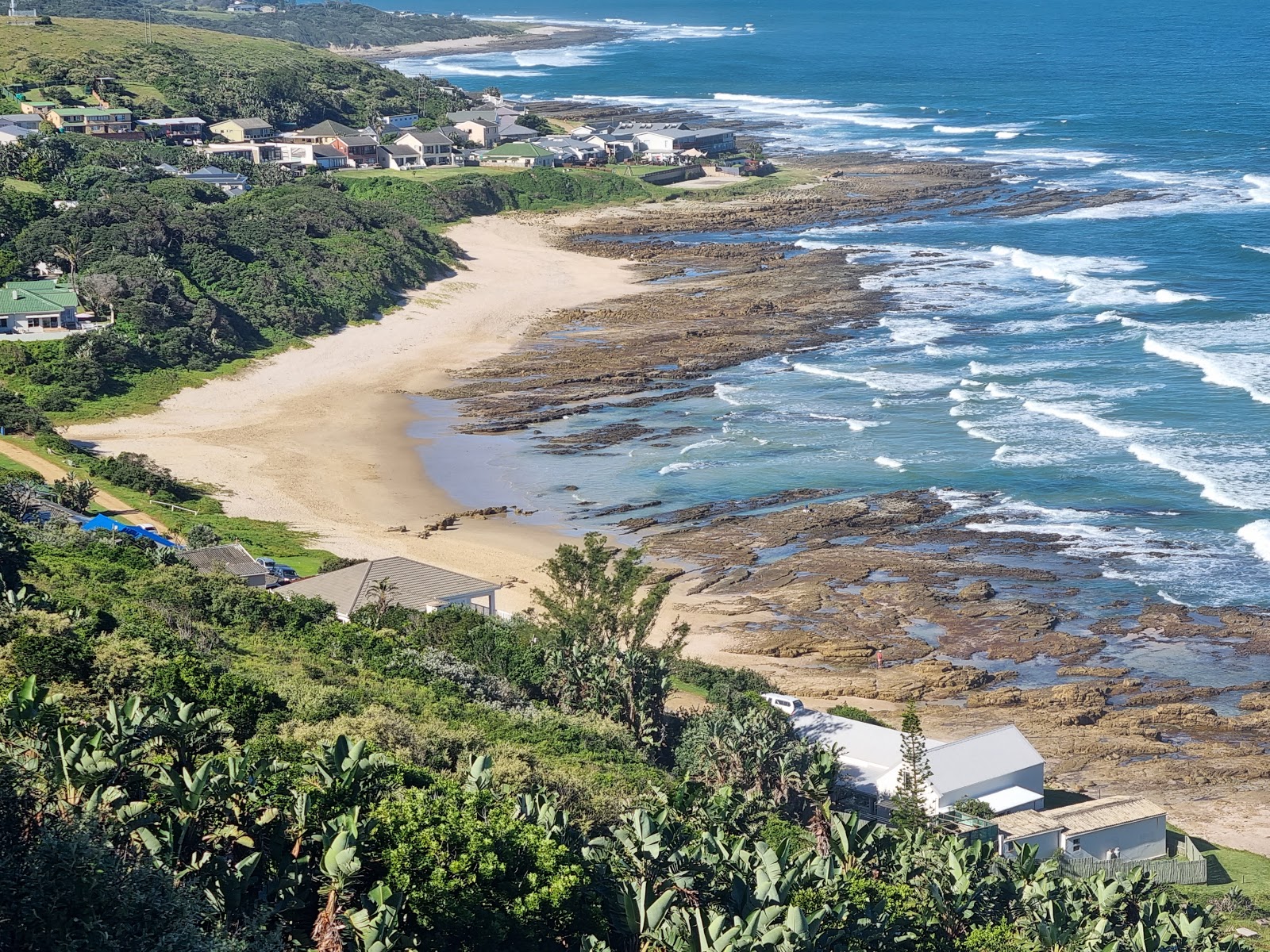 Foto de Haga Haga beach com areia clara e rochas superfície