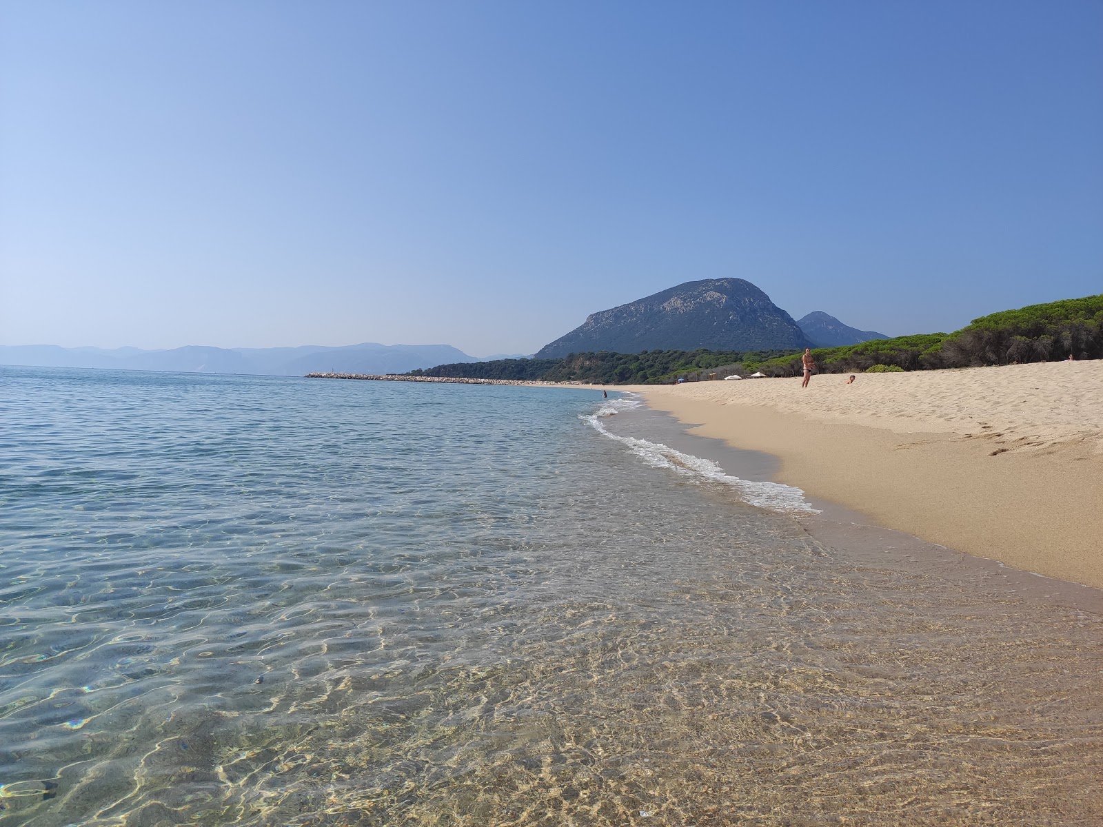 Spiaggia Su Barone的照片 带有长直海岸