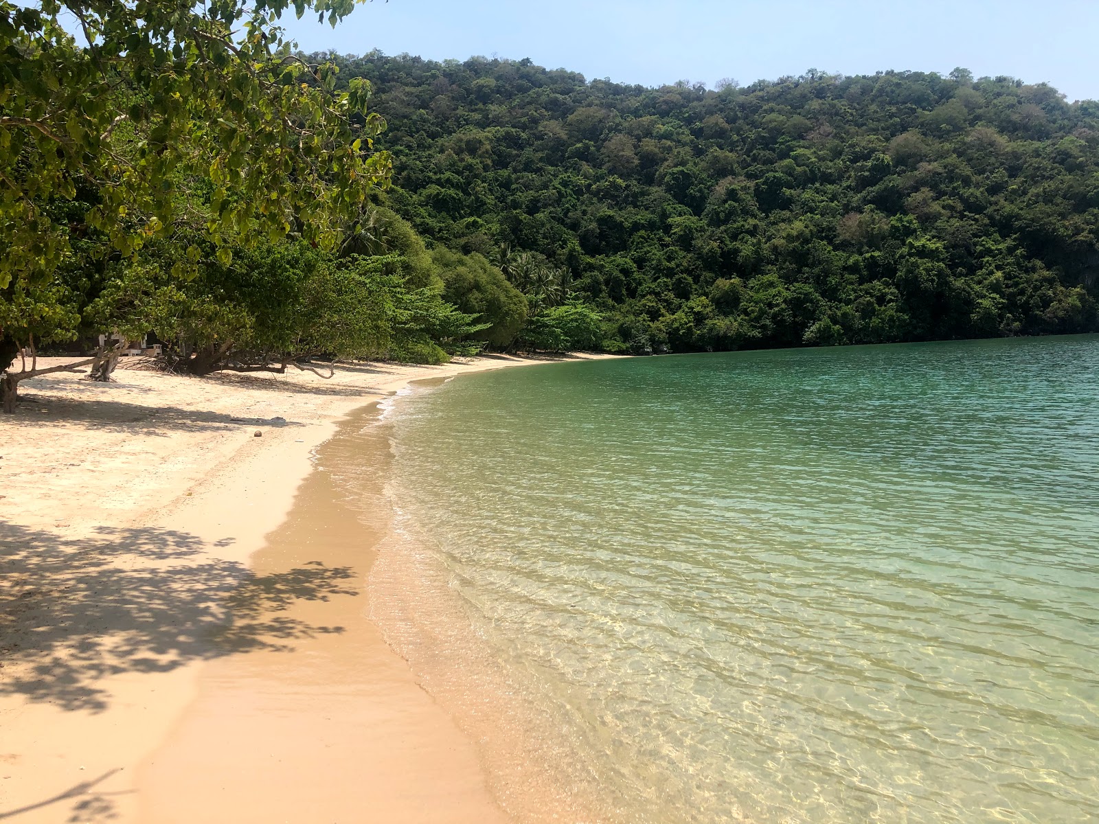 Ko Kula Beach的照片 带有米色沙子表面