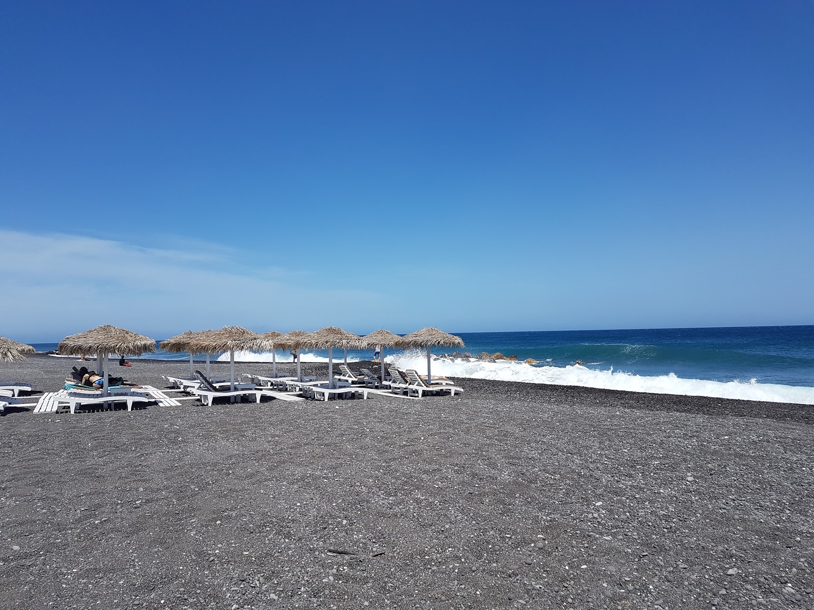 Foto de Playa de Kamari con parcialmente limpio nivel de limpieza