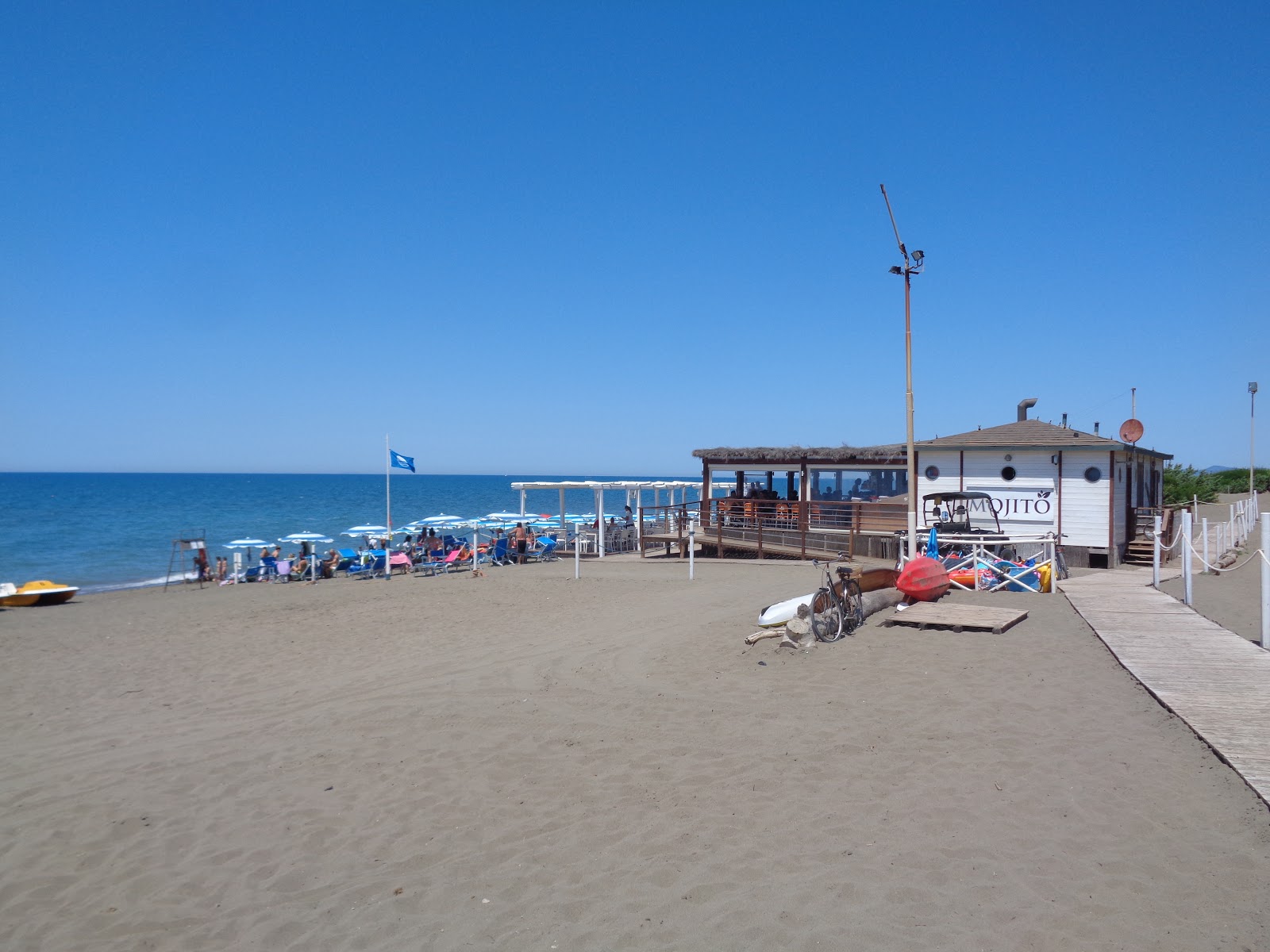 Fotografie cu Spiaggia di Marina di Bibbona zonă de stațiune de pe plajă