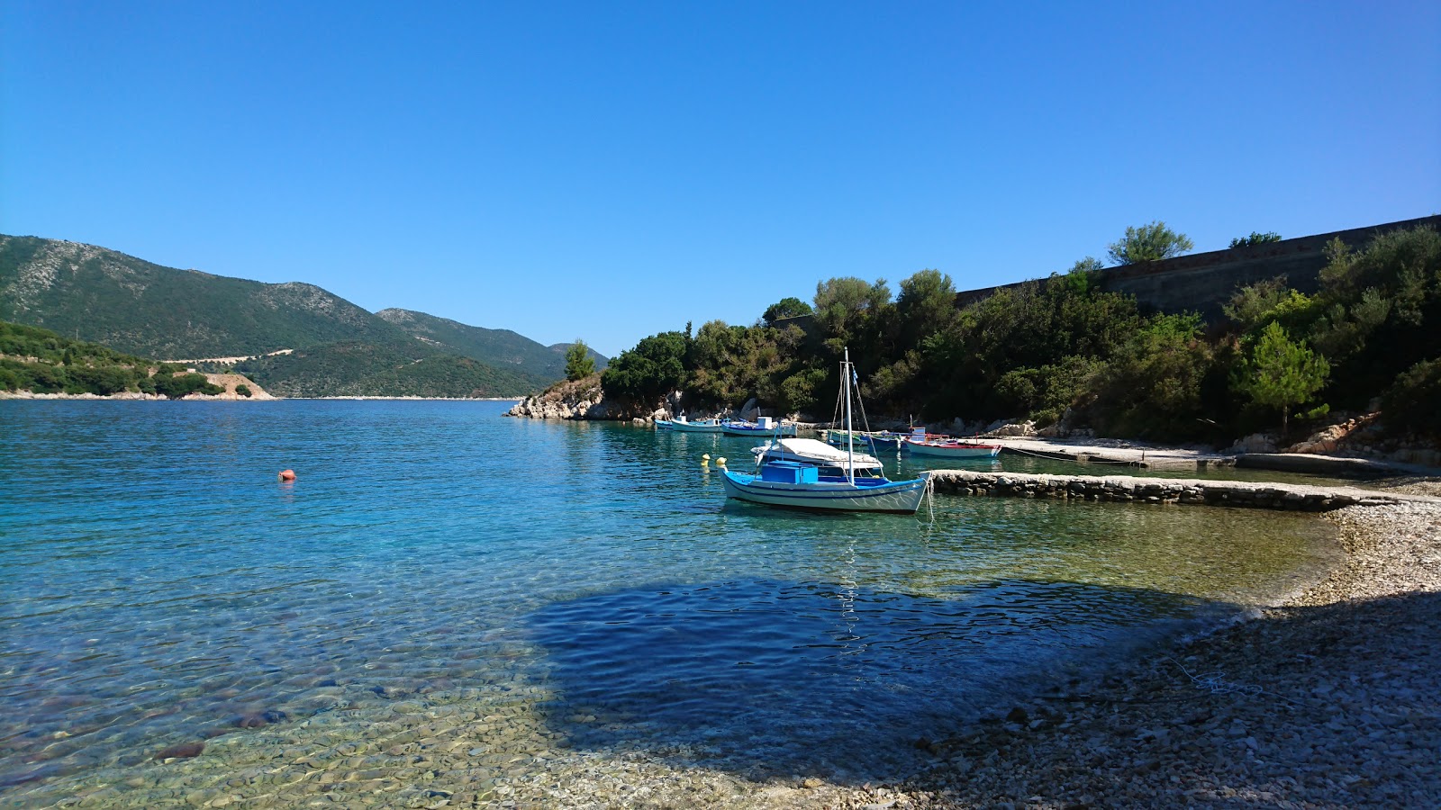 Foto van Mavrona beach met turquoise puur water oppervlakte