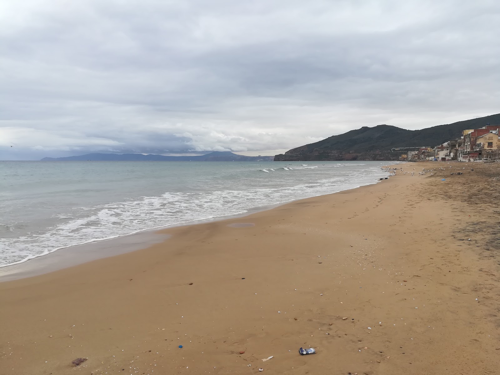 Paradis Plage'in fotoğrafı uçurumlarla desteklenmiş