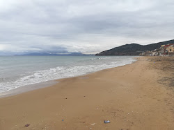 Paradis Plage'in fotoğrafı uçurumlarla desteklenmiş