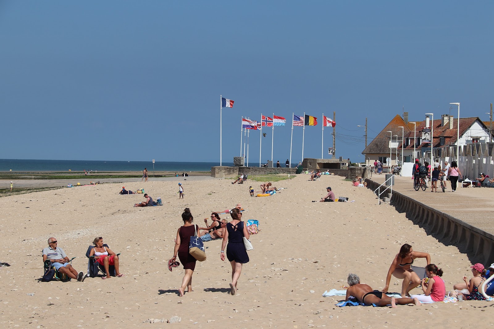 Photo de Bernieres-sur-Mer Beach avec rivage droit, long