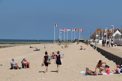 Photo de Bernieres-sur-Mer Beach avec rivage droit, long