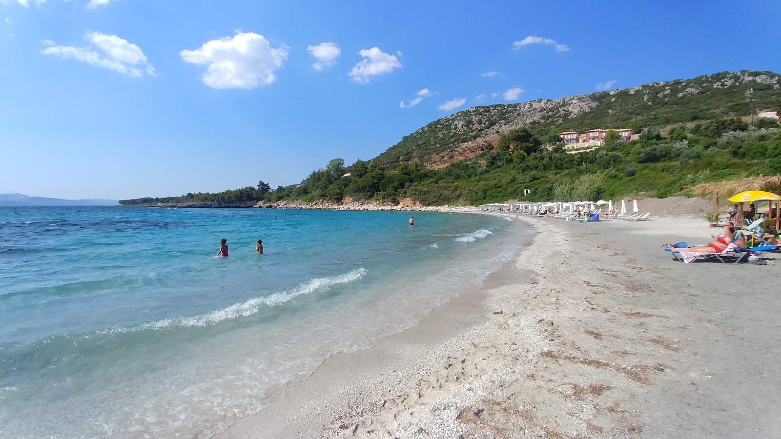 Foto van Crocodile beach II met zand met kiezelstenen oppervlakte