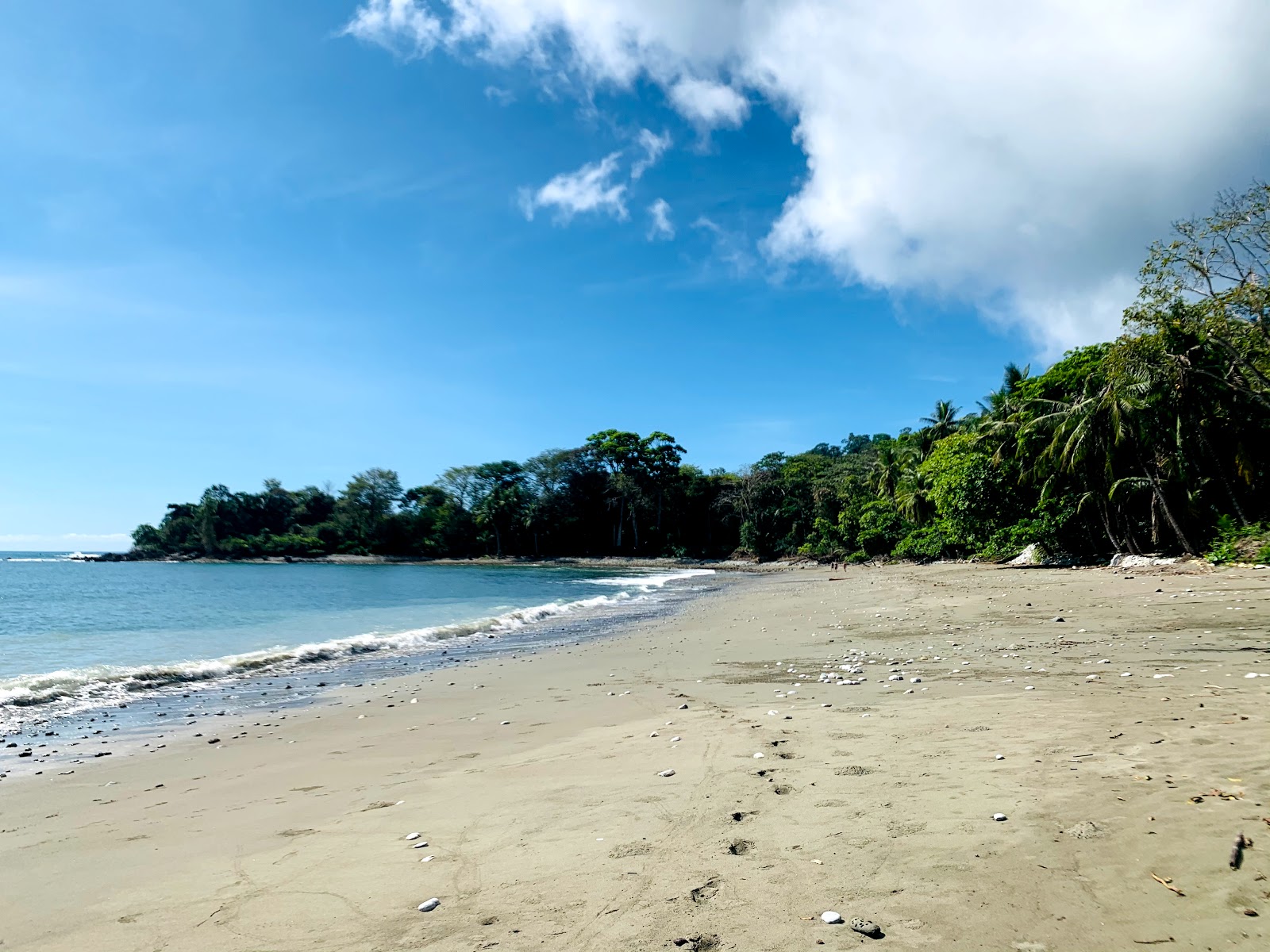 Foto av Playa Pan Dulce med musta hiekka ja kivi yta
