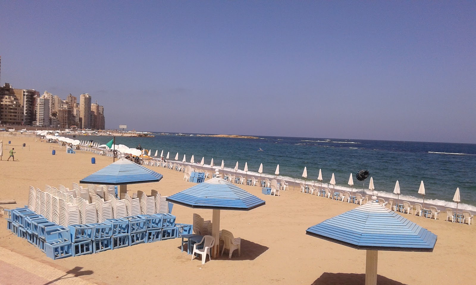 Foto von El Beau Rivage mit feiner beiger sand Oberfläche