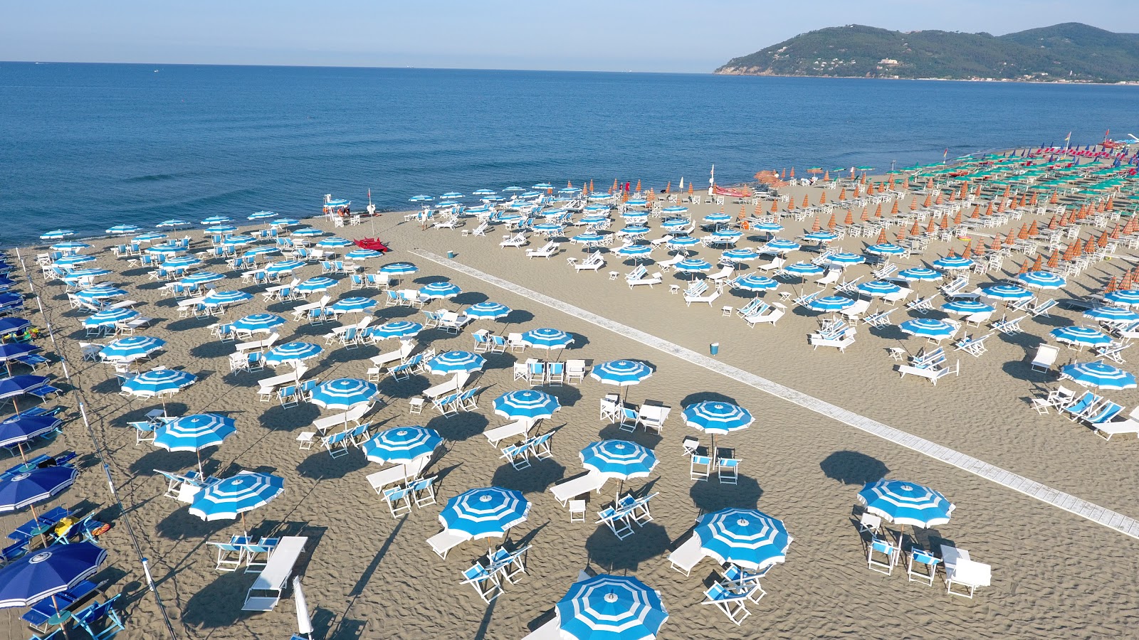 Fotografija La Rotonda beach z modra voda površino