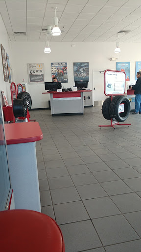 Tire Shop «Discount Tire Store - Mount Prospect, IL», reviews and photos, 208 E Rand Rd, Mt Prospect, IL 60056, USA