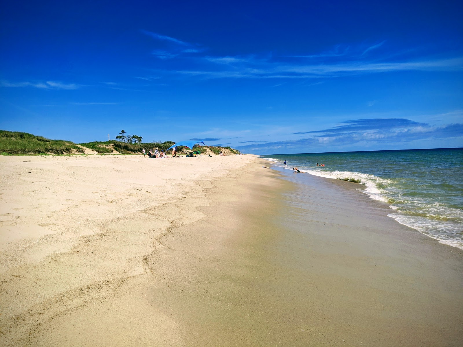 Photo de Pebble Beach avec sable lumineux de surface