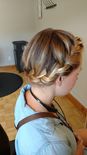 Beauty Salon «Columbia Gorge Salon & Spa», reviews and photos, 205 E Historic Columbia River Hwy, Troutdale, OR 97060, USA