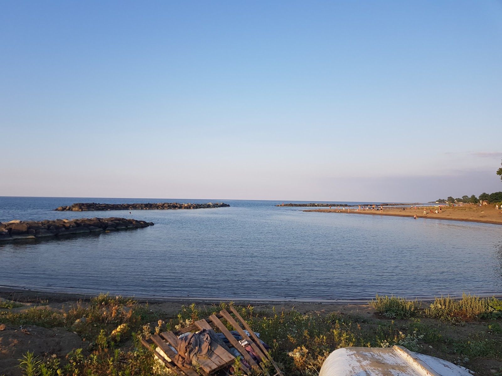 Fotografija Altinordu Beach in naselje