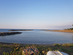 Foto von Altinordu Beach und die siedlung