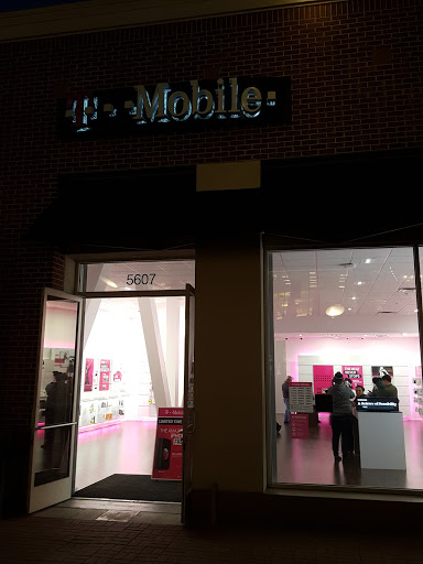 T-Mobile, 5607 Bay St, Emeryville, CA 94608, USA, 