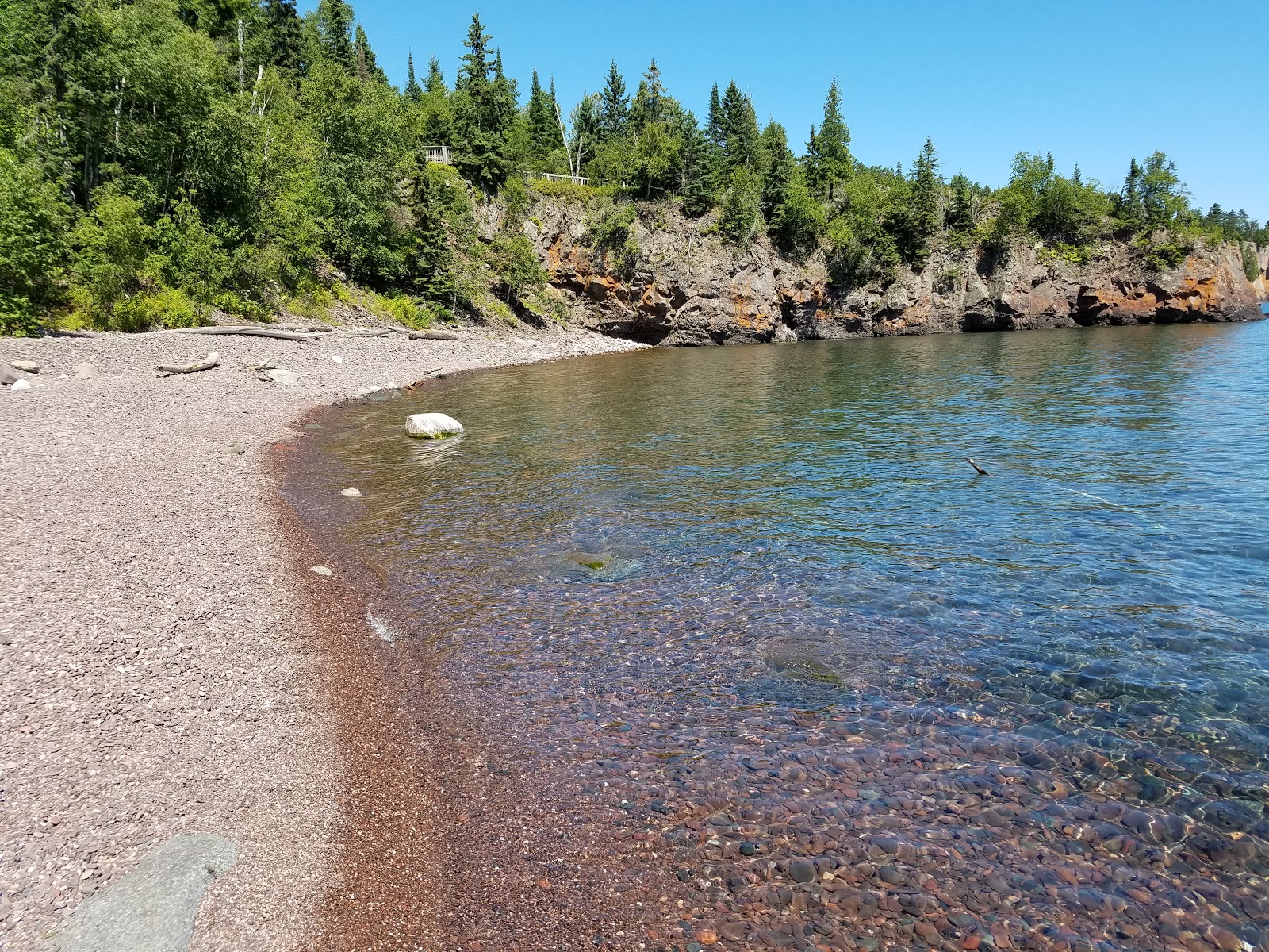 Lake Superior Beach的照片 带有碧绿色纯水表面