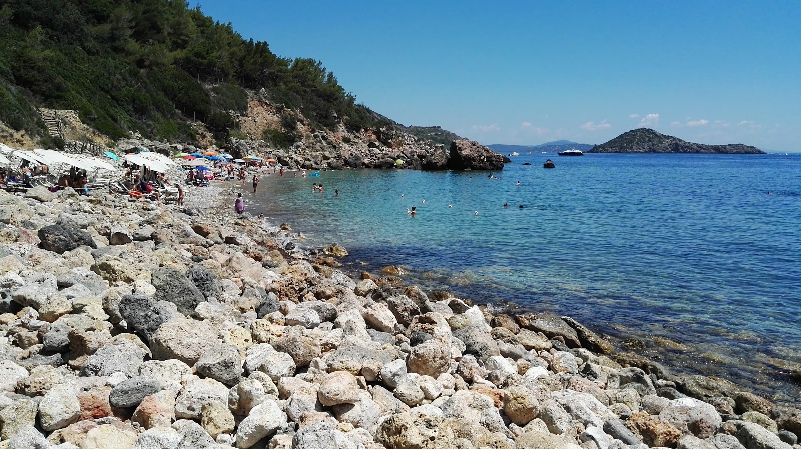 Foto av Spiaggia Acqua Dolce omgiven av klippor